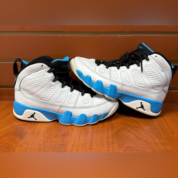 Nike Black and Blue Sneakers - Picture 9 of 9